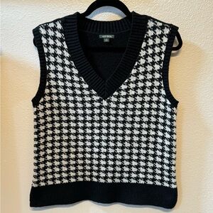 Houndstooth Knit Sweater Vest